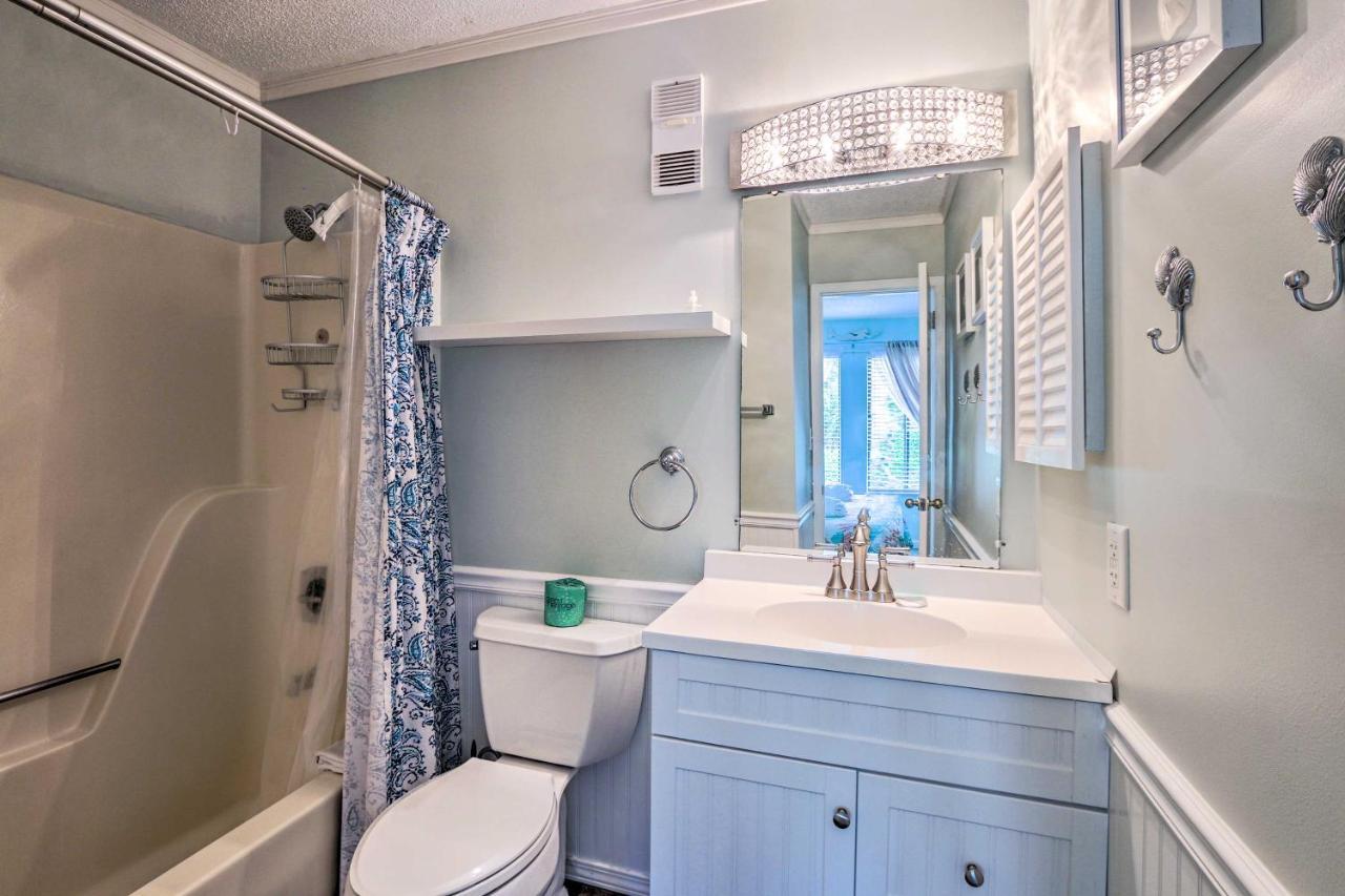 Colorful Hilton Head With And Pool Access! Apartment